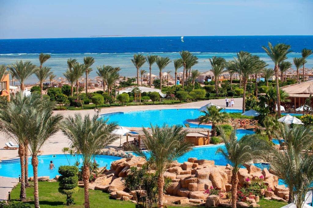 Bazén v ubytování Amwaj Oyoun Resort & Casino nebo v jeho okolí