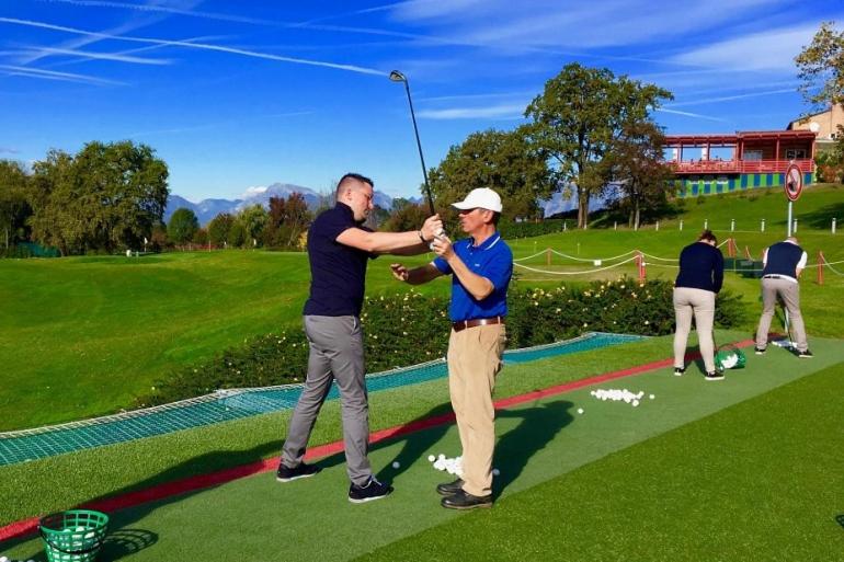 dois homens a jogar golfe num campo de golfe em La Casa di Priscilla em Fagagna