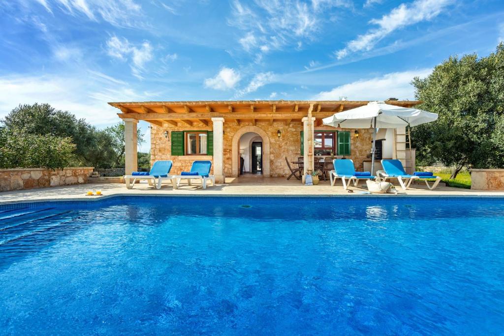 een villa met een zwembad en een paviljoen bij Son Garrot mit Pool und Wifi in Santanyi
