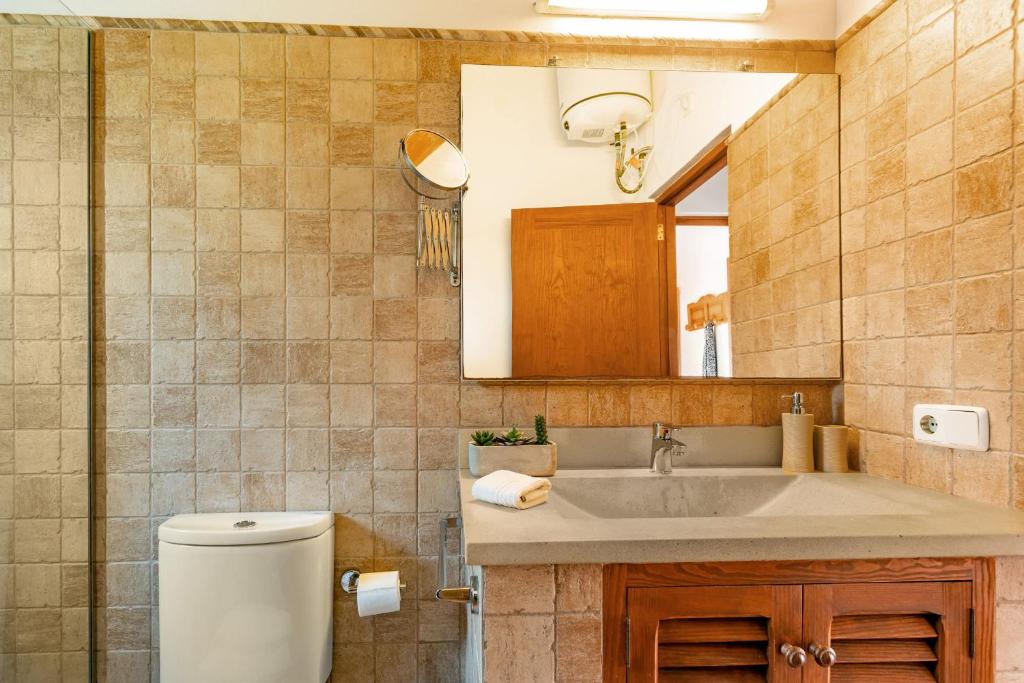 A bathroom at Son Garrot by dracmallorca