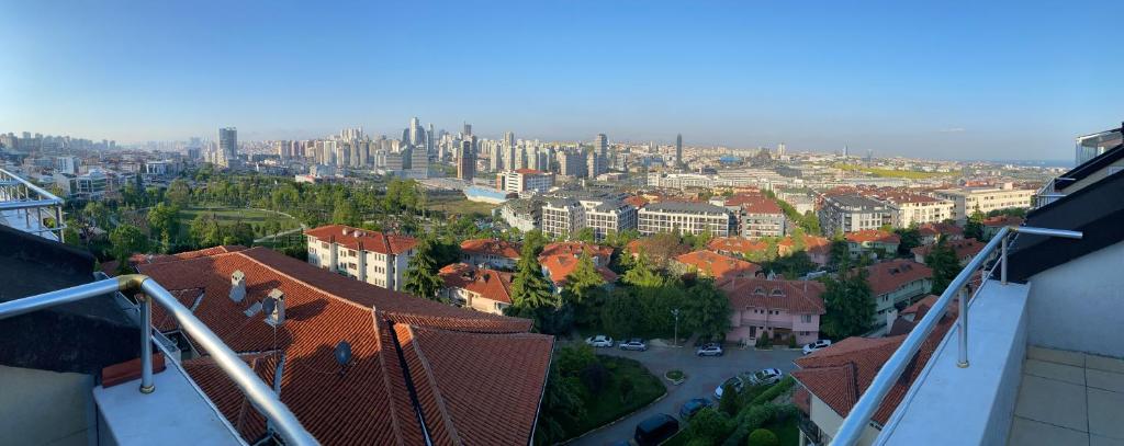 een luchtzicht op een stad met gebouwen bij Beylikdüzü bölgesinde tarz daire in Beylikduzu