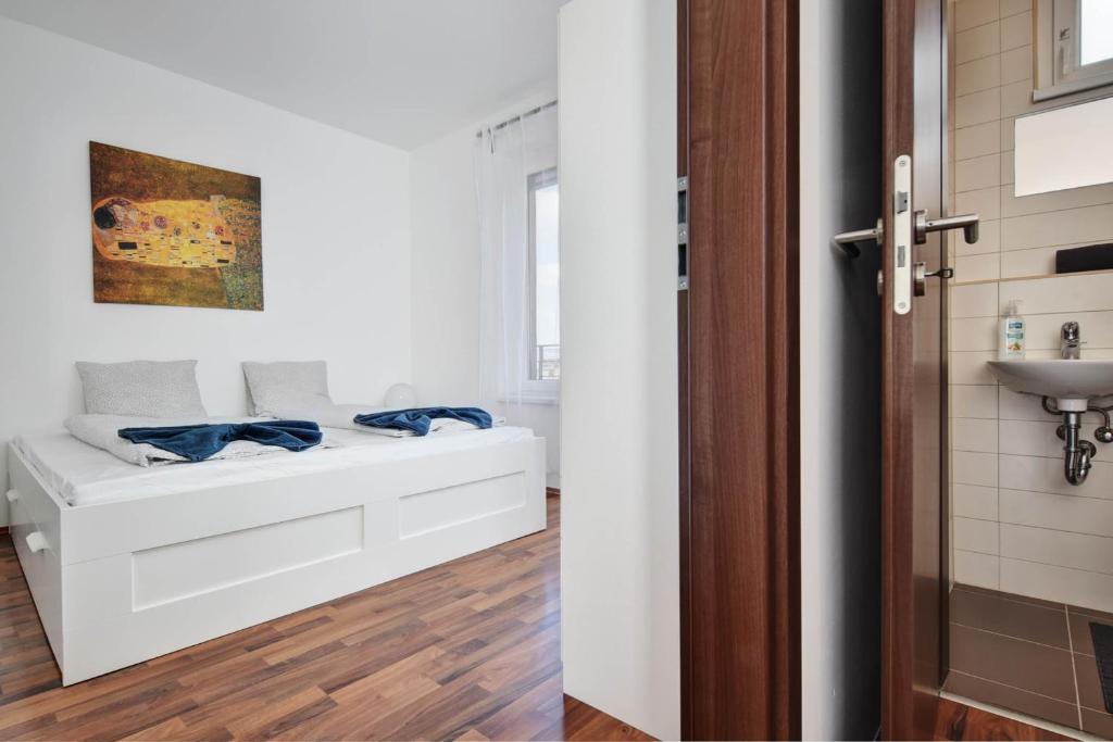 ブダペストにあるVision Apartments Budapestのバスルーム(白いベッド1台、シンク付)