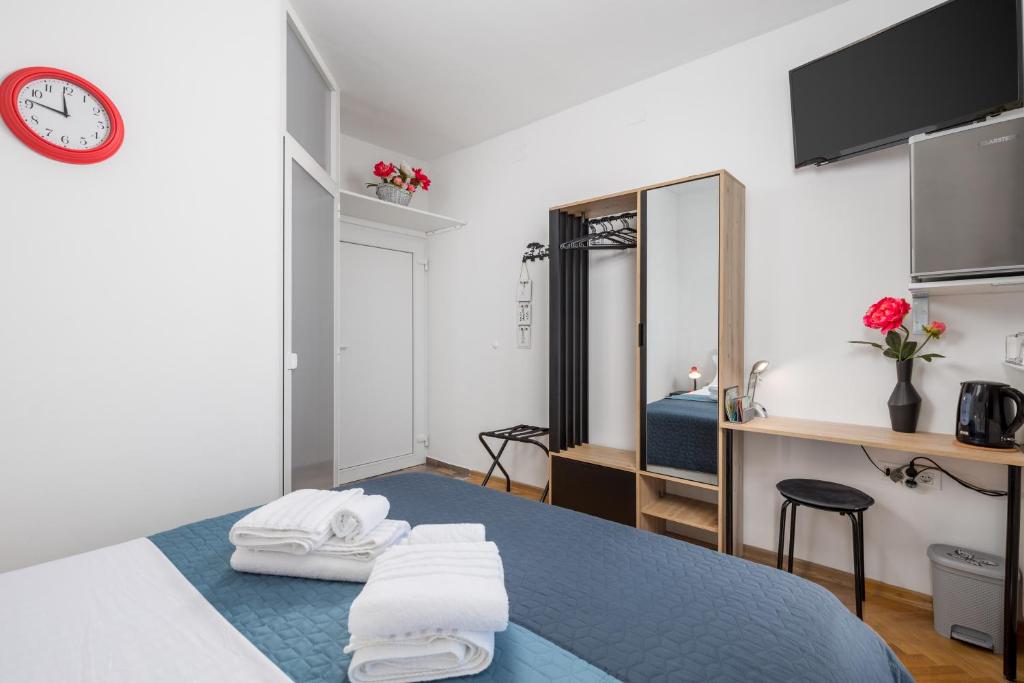 Postel nebo postele na pokoji v ubytování My Way room, parking, sea view, terrace