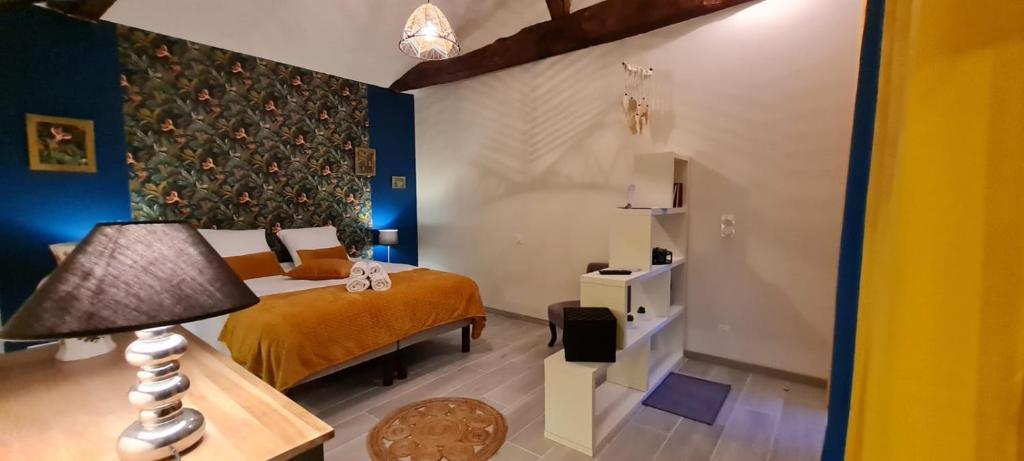 1 dormitorio con 1 cama y 1 lámpara en una mesa en Domaine Castetbieilh, en Tercis-les-Bains