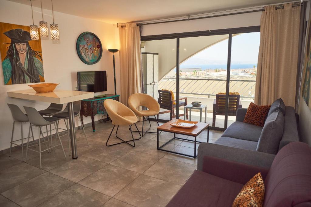 salon z kanapą i stołem w obiekcie דנוס w Ejlat