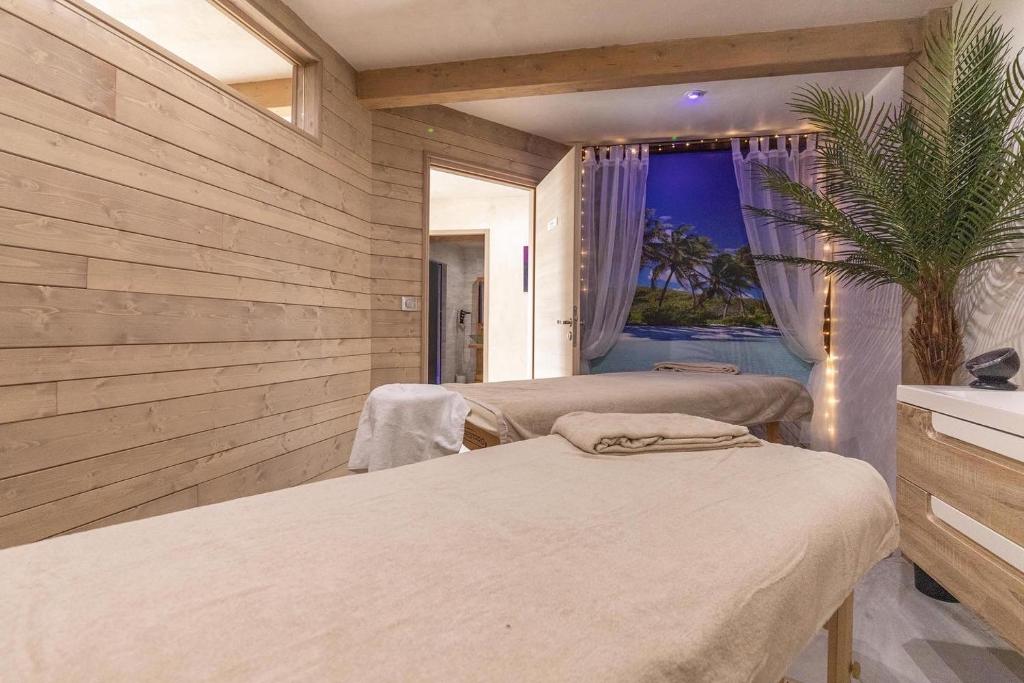 Postel nebo postele na pokoji v ubytování Abri Cosy - Suite Romantique en Camargue