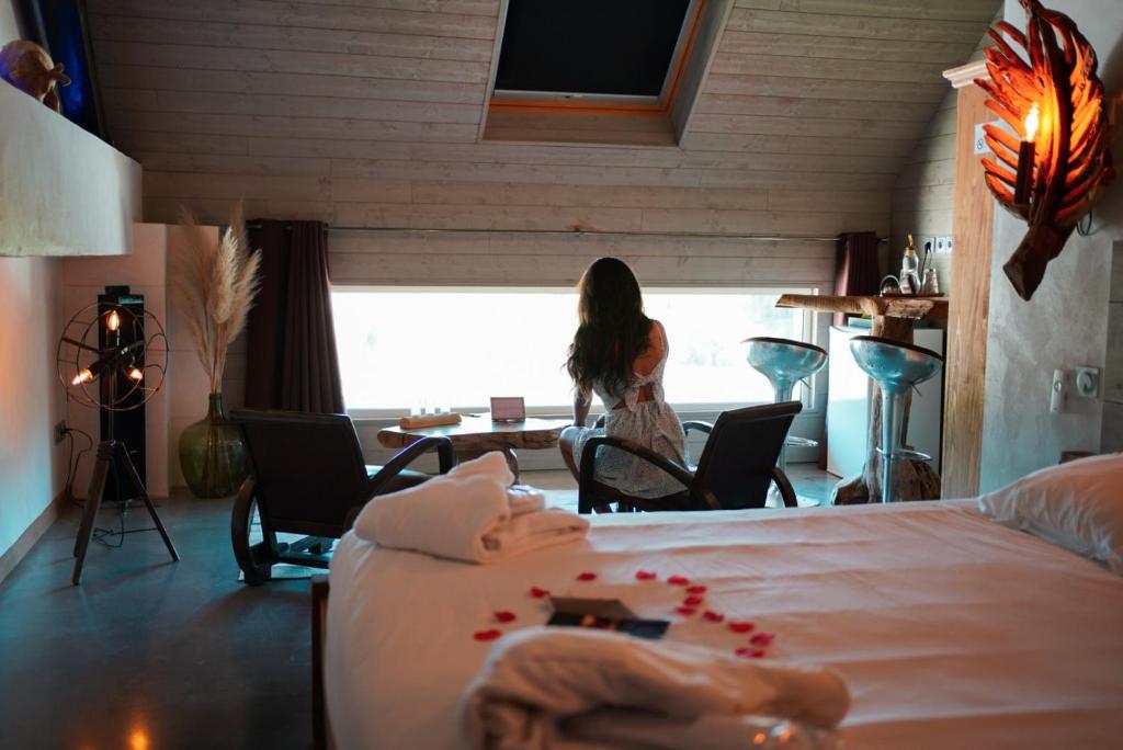 Postel nebo postele na pokoji v ubytování Abri Cosy - Suite Romantique en Camargue