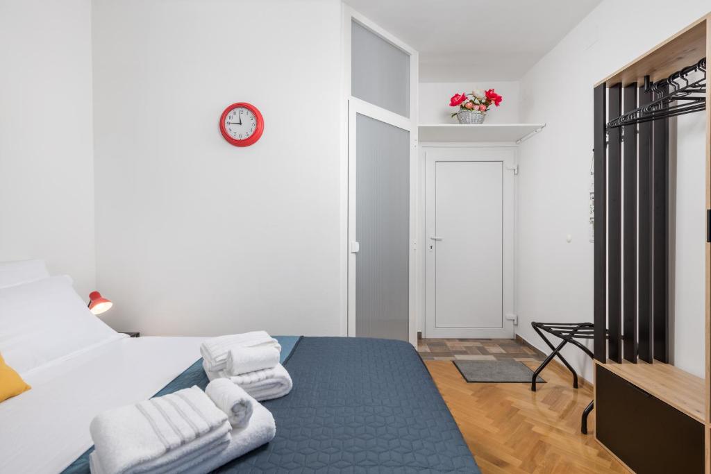 Postel nebo postele na pokoji v ubytování My Way room, parking, sea view, terrace