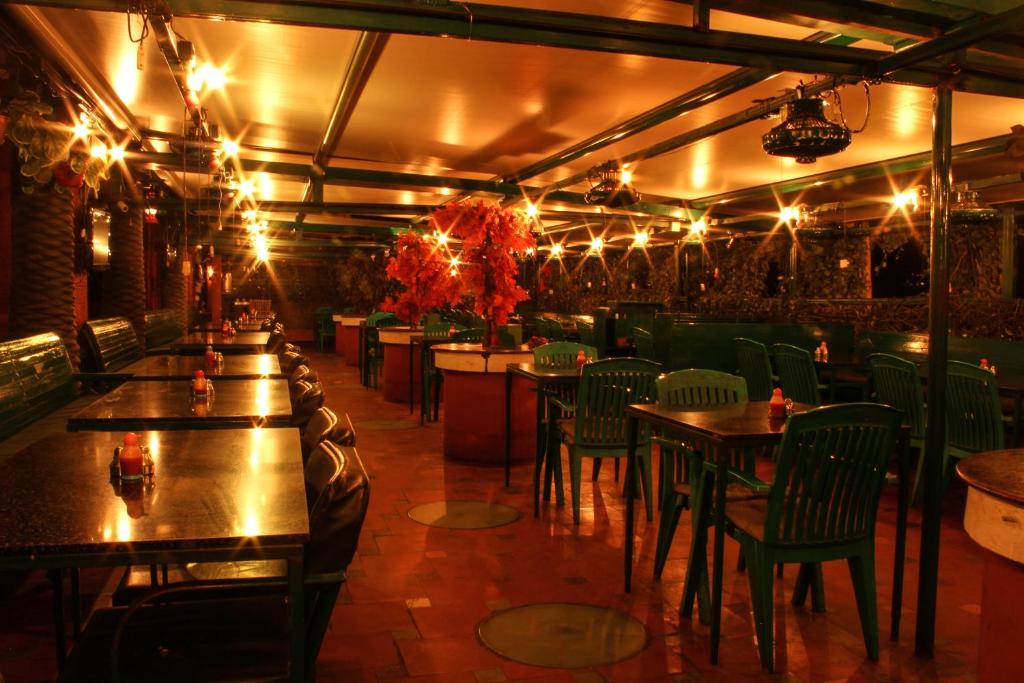 Restaurace v ubytování Parklane Hotel