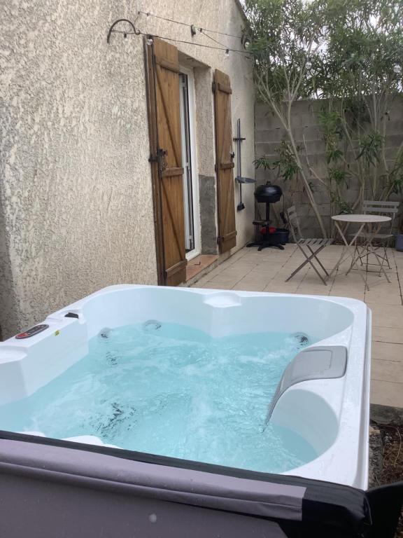 Fotografie z fotogalerie ubytování Gites de Lyse avec Jacuzzi v destinaci Roujan