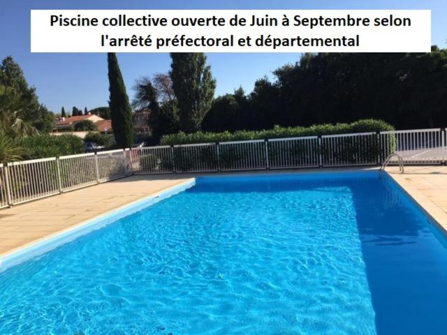 una gran piscina azul en un patio en Calme pour cet appartement 4 personnes - résidence Piscine - parking privé - 4HAMCL2A, en Claira