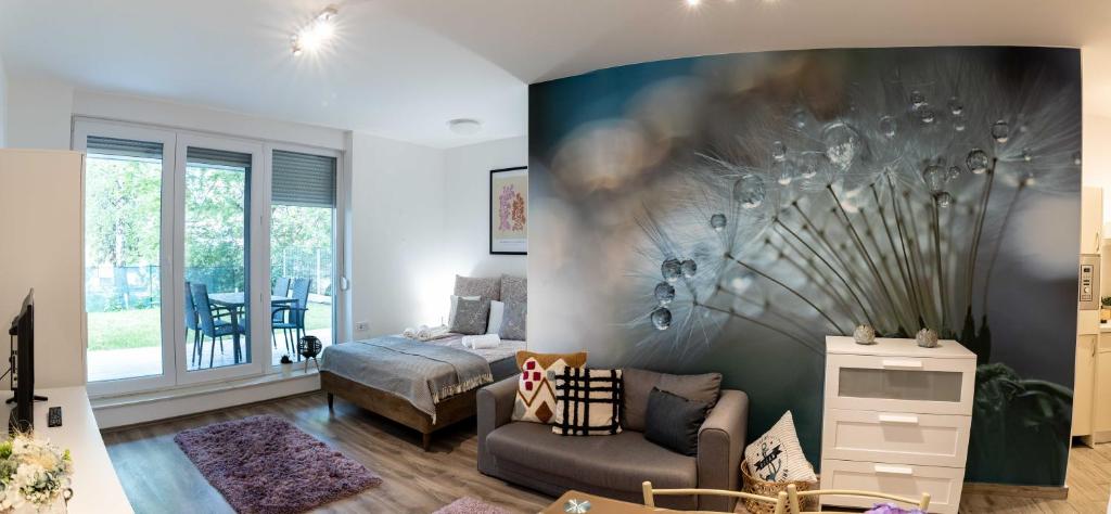 una sala de estar con una gran pintura en la pared en Lido Riviéra 011 Apartman, en Balatonlelle