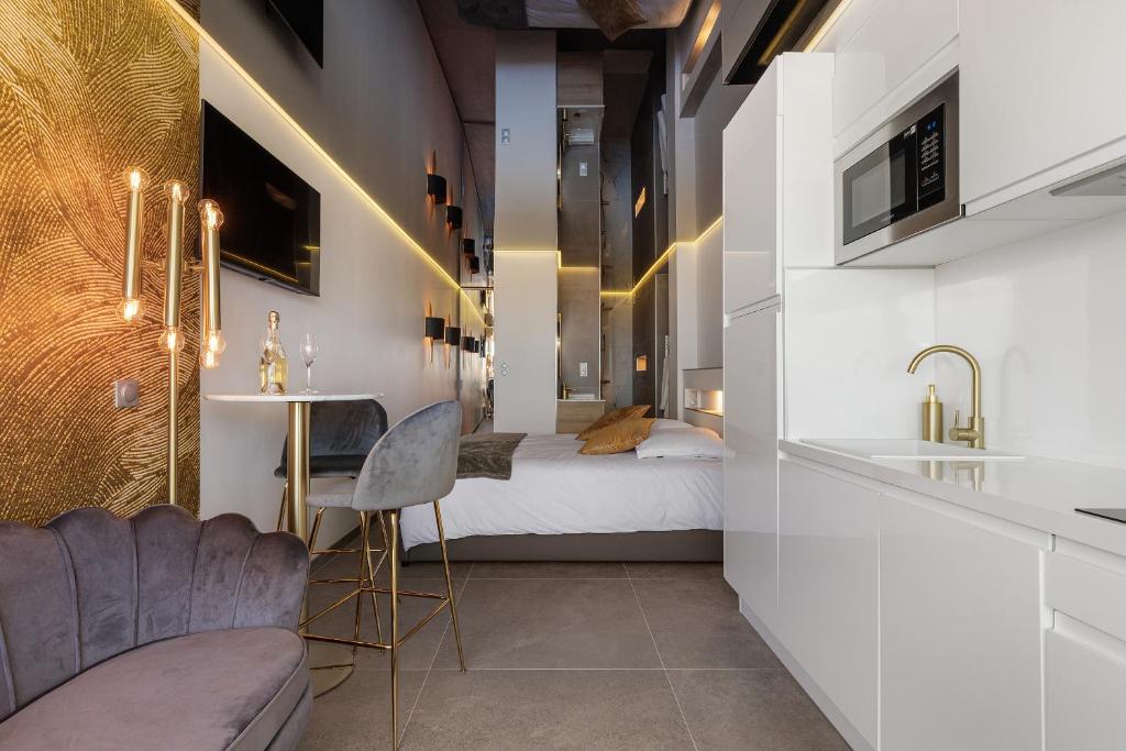 une chambre avec un lit et une cuisine avec un évier dans l'établissement Cosmo Port nature coursives, au Cap d'Agde