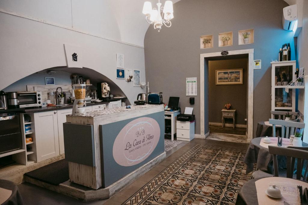 restauracja z barem pośrodku pomieszczenia w obiekcie La Casa di Alma Luxury rooms w Katanii