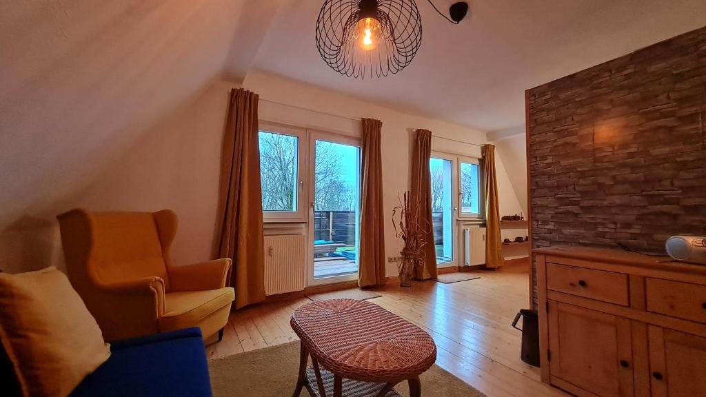 a living room with a couch and a chair at Ferienwohnung Ollywood Hill in Halbs