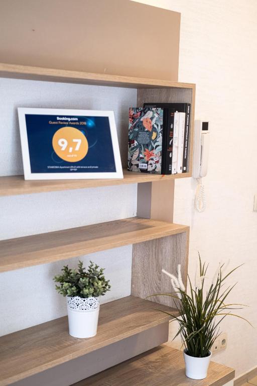 Televízia a/alebo spoločenská miestnosť v ubytovaní Stawowa Premium Apartment - 69 m2 with sauna and private garage