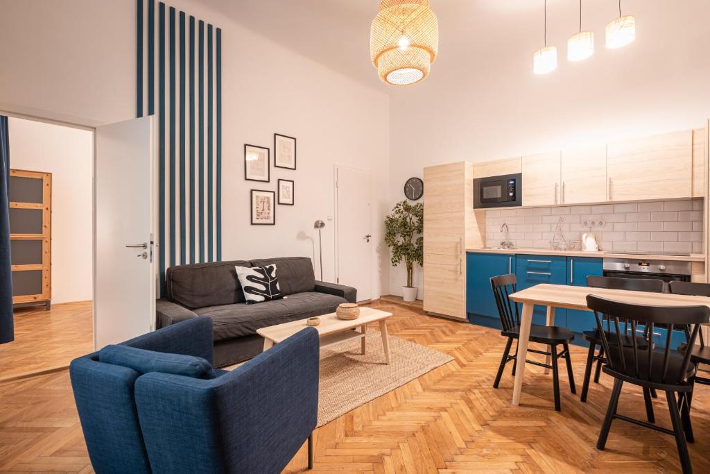 sala de estar con sofá y mesa en A20- Boutique Apartments, Best Location. By BQA, en Budapest