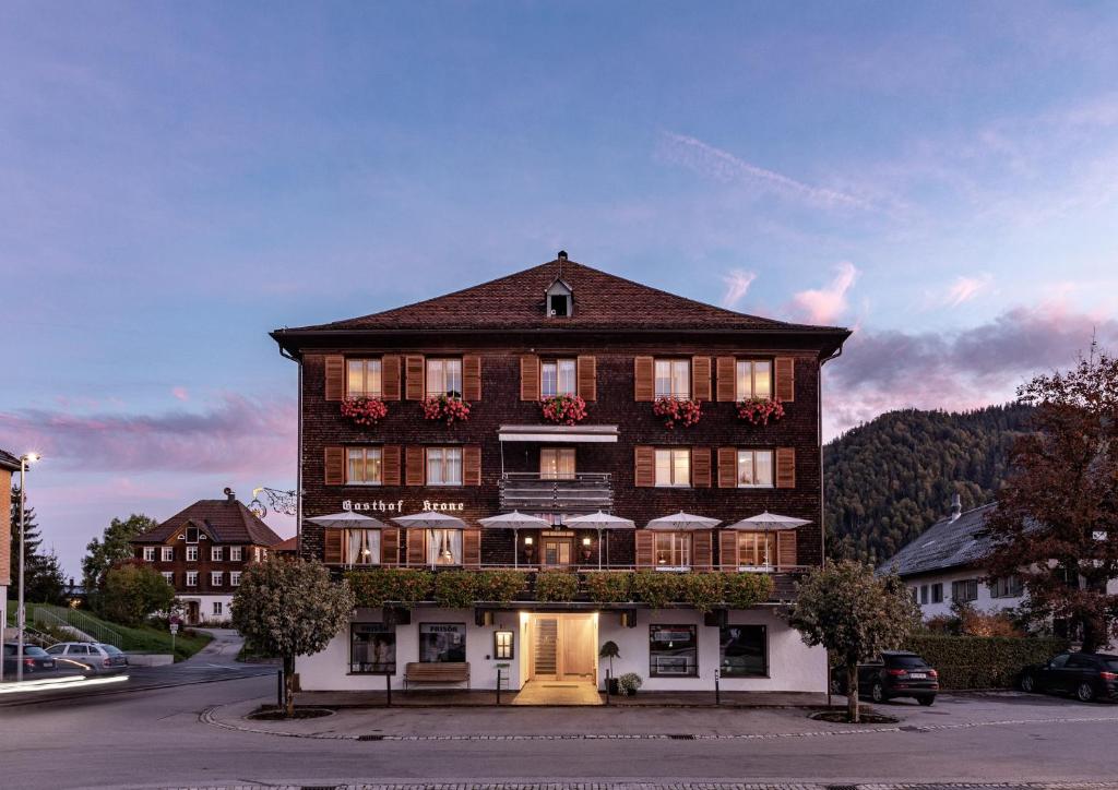 ein großes Gebäude mit Blumen auf der Vorderseite in der Unterkunft Hotel Gasthof Krone in Hittisau