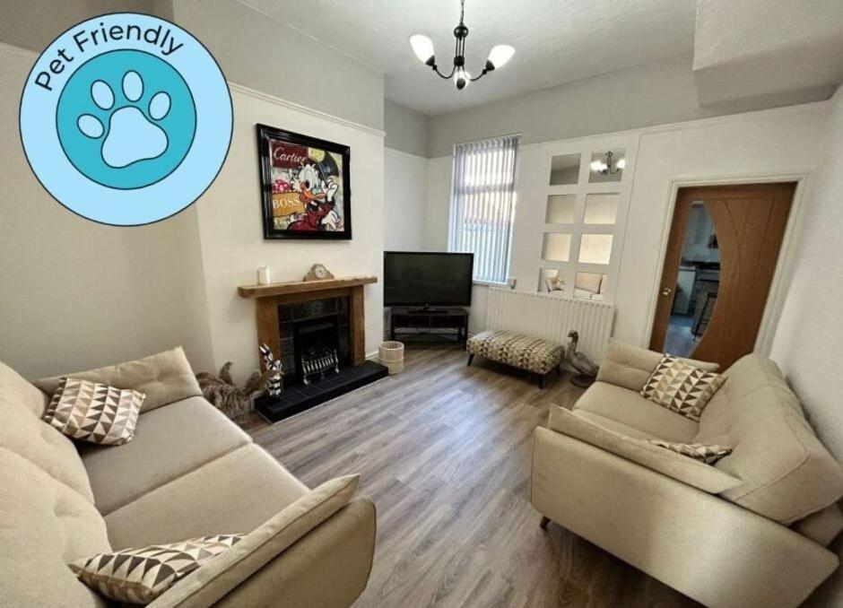 Sala de estar con 2 sofás y TV en Westview House by Sasco Apartments en Blackpool