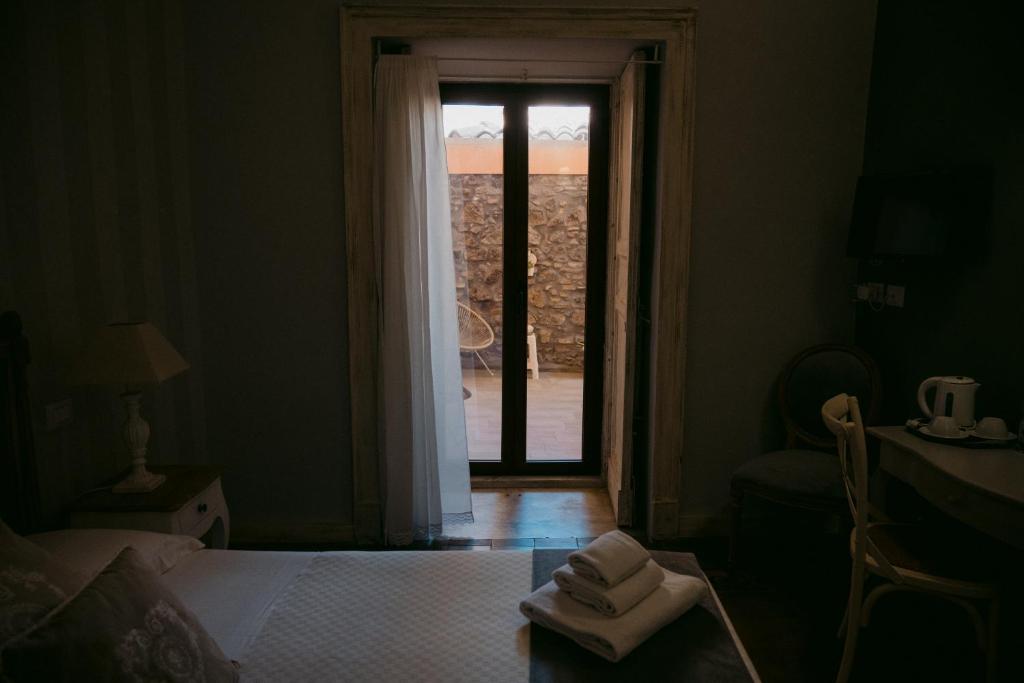 Łóżko lub łóżka w pokoju w obiekcie La Casa di Alma Luxury rooms