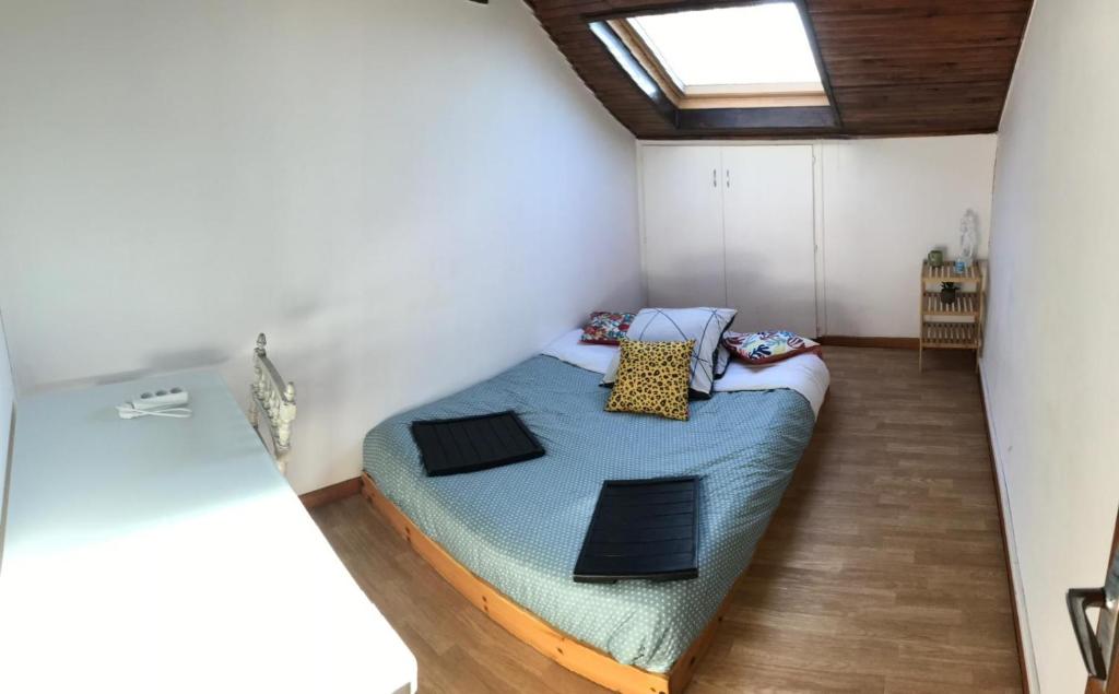 1 dormitorio pequeño con 1 cama en una habitación en Maison entière billard , video proj 125 m2 en Beaumont