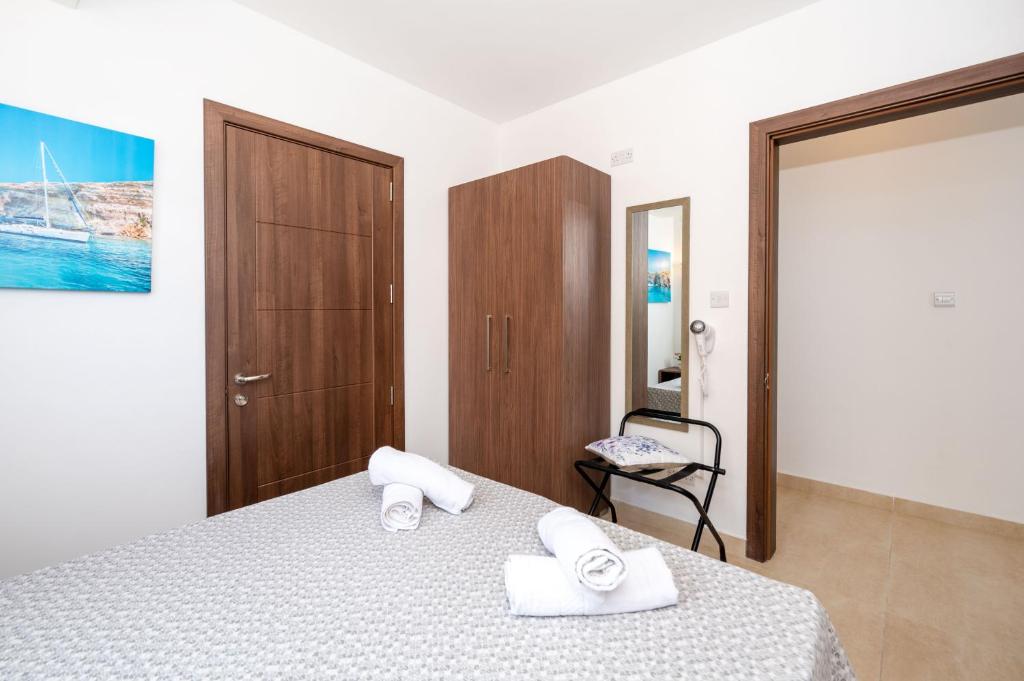 Islet Promenade Seafront Apartment with large Corner Terrace by Getawaysmalta - 6