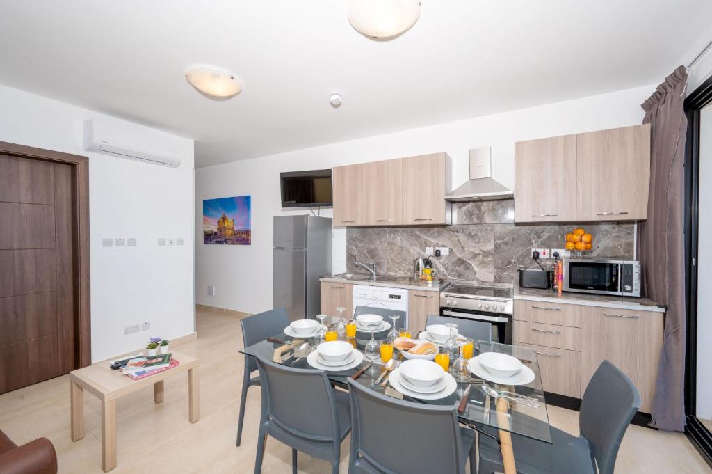 Islet Promenade Seafront Apartment with large Corner Terrace by Getawaysmalta - 4