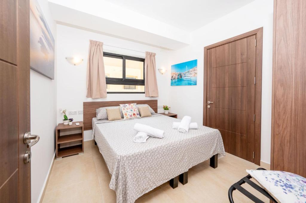 Islet Promenade Seafront Apartment with large Corner Terrace by Getawaysmalta - 7