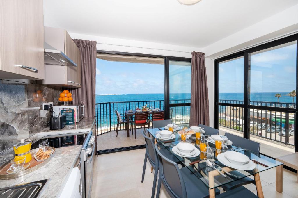 Islet Promenade Seafront Apartment with large Corner Terrace by Getawaysmalta - 10