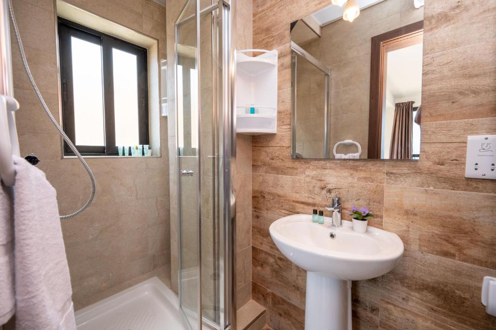 Islet Promenade Seafront Apartment with large Corner Terrace by Getawaysmalta - 3