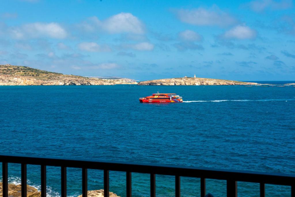 Islet Promenade Seafront Apartment with large Corner Terrace by Getawaysmalta - 5