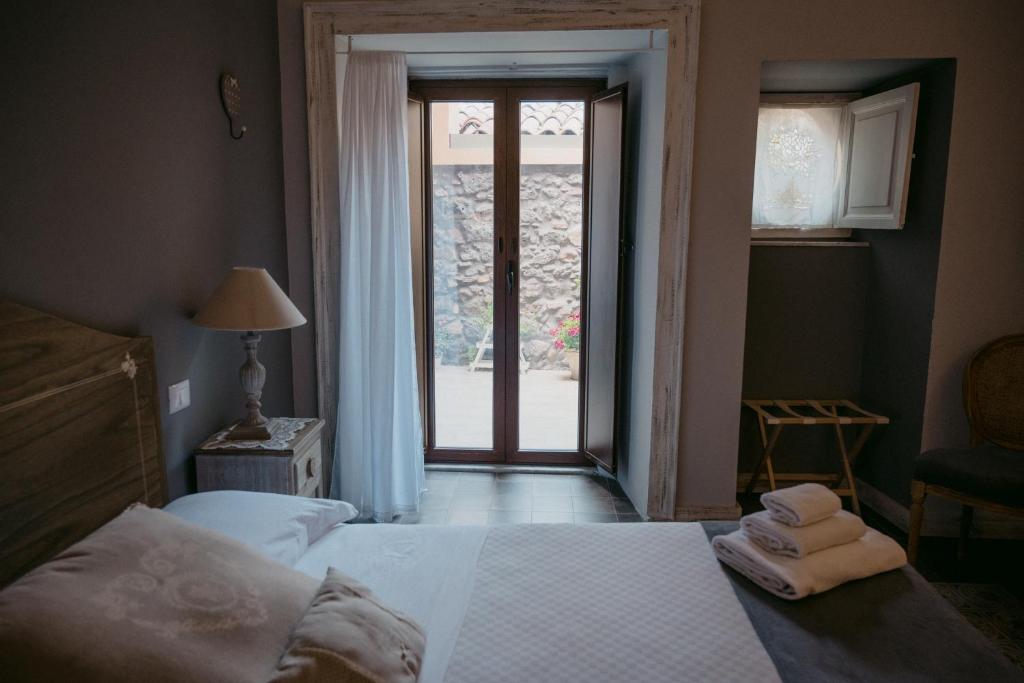 Łóżko lub łóżka w pokoju w obiekcie La Casa di Alma Luxury rooms