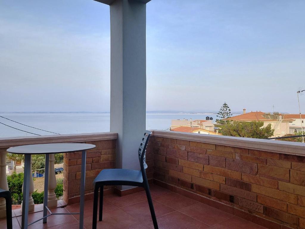 balcón con mesa, sillas y vistas al océano en Chios Shallow Sea, en Karfas