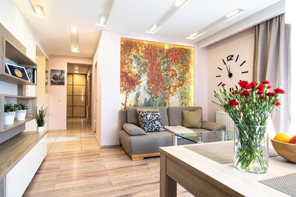 Televízia a/alebo spoločenská miestnosť v ubytovaní Stawowa Premium Apartment - 69 m2 with sauna and private garage