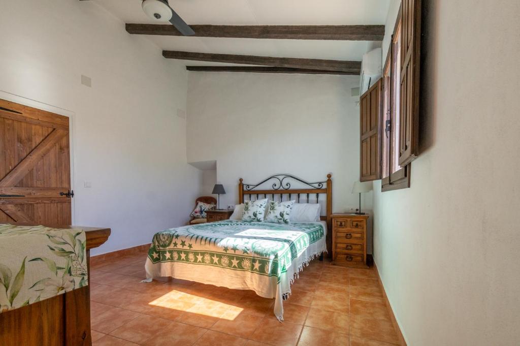 1 dormitorio con 1 cama y vestidor en Casa Torres - Traditional Village Experience, en Cánovas