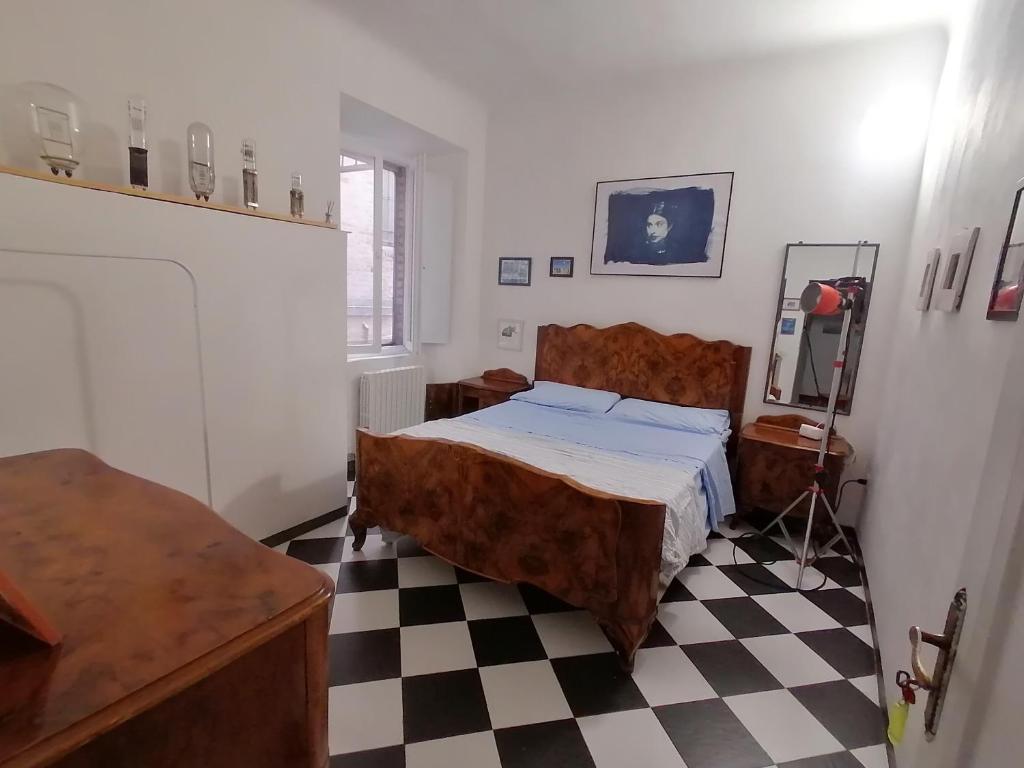 una camera con letto e pavimento a scacchi in bianco e nero di Gallery House a Fermo