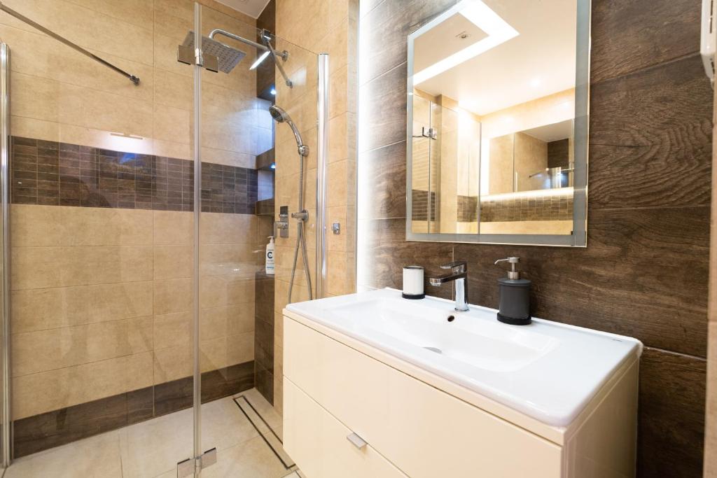 Kúpeľňa v ubytovaní Stawowa Premium Apartment - 69 m2 with sauna and private garage
