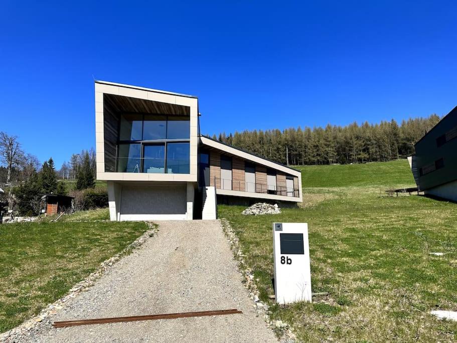 une maison sur un champ avec un bâtiment dans l'établissement Tolle Bergvilla im Osterzgebirge, à Kurort Altenberg