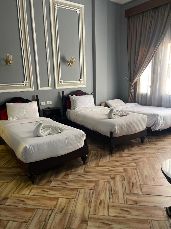 Postel nebo postele na pokoji v ubytování Cosmopolitan hotel