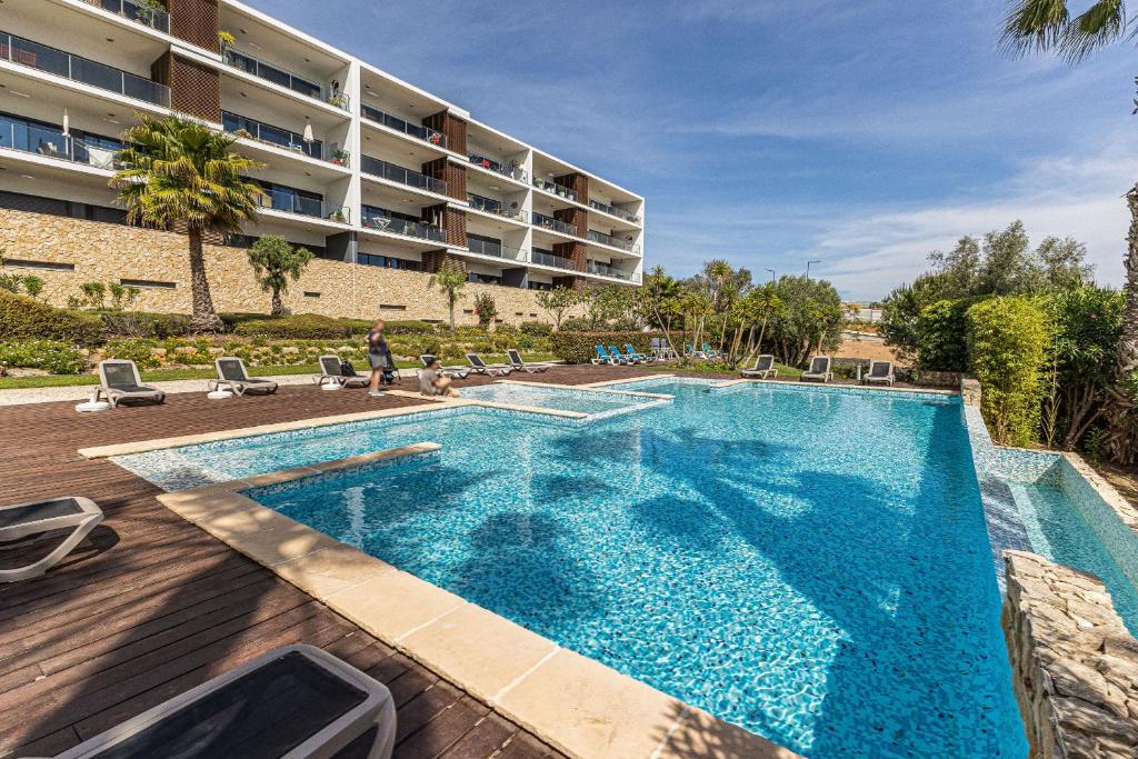 Marina Village | Pool, Garage & Near Meia Praia