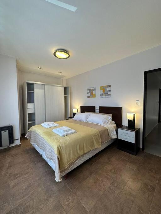 1 dormitorio con 1 cama grande en una habitación en Estepa Apart 1B calidad y confort en Comodoro Rivadavia