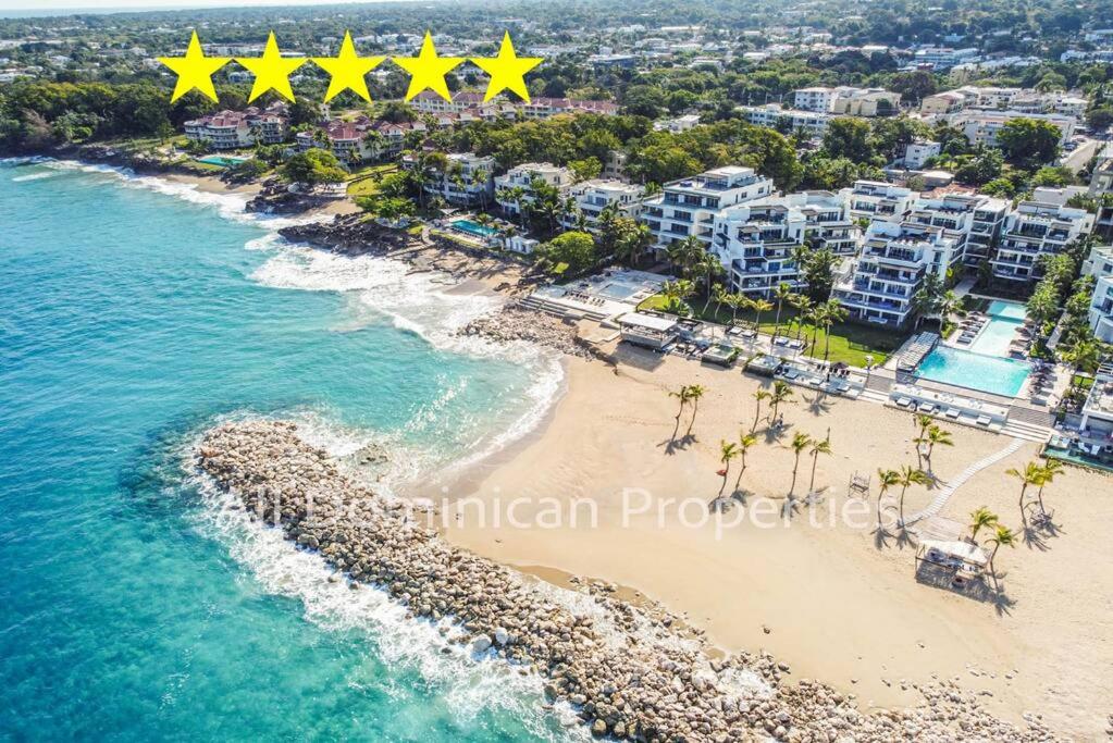 een uitzicht over een strand met vijf sterren bij Infinity blue family suite in Sosúa