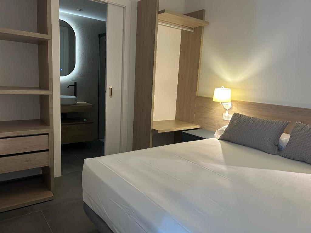 Posteľ alebo postele v izbe v ubytovaní El Centre, 3 habitacions, 2 banys i cuina