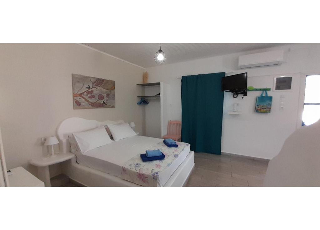 a small room with a bed and a television at Summer House Paliochori in Paliochori