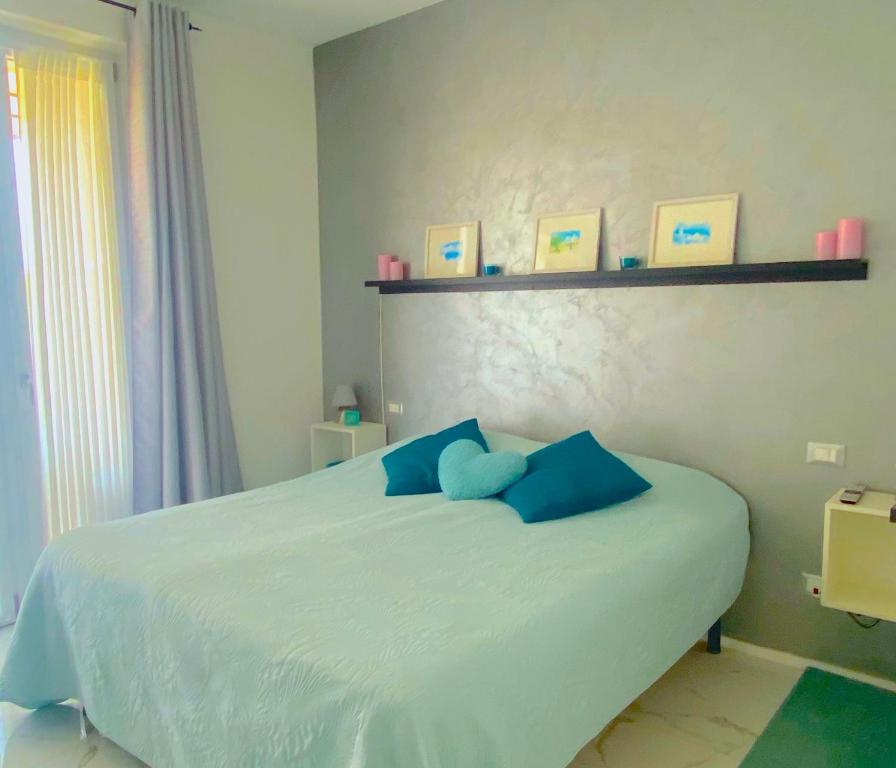 um quarto com uma cama com almofadas azuis em Casa T&G apartment, near Siena, in Chianti, Tuscany em Siena