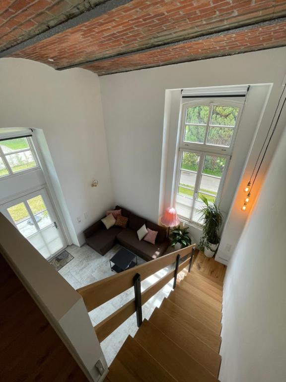 Habitación en el ático con escalera y 2 ventanas en Klosterloft - Modernes Apartment in historischer Klosteranlage, en Ravensburg