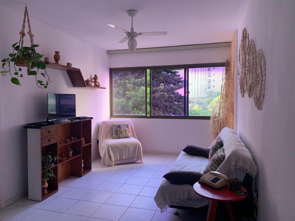 sala de estar con sofá y ventana en Barra Apart Service, en Salvador