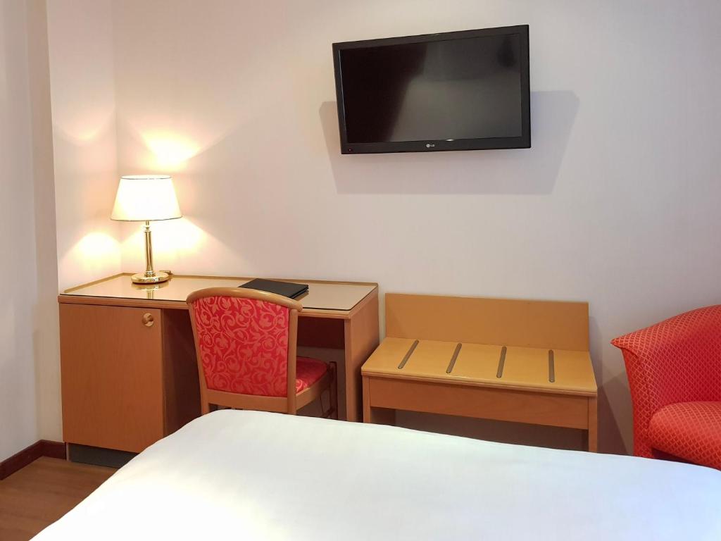 TV a/nebo společenská místnost v ubytování Hotel Cardinal