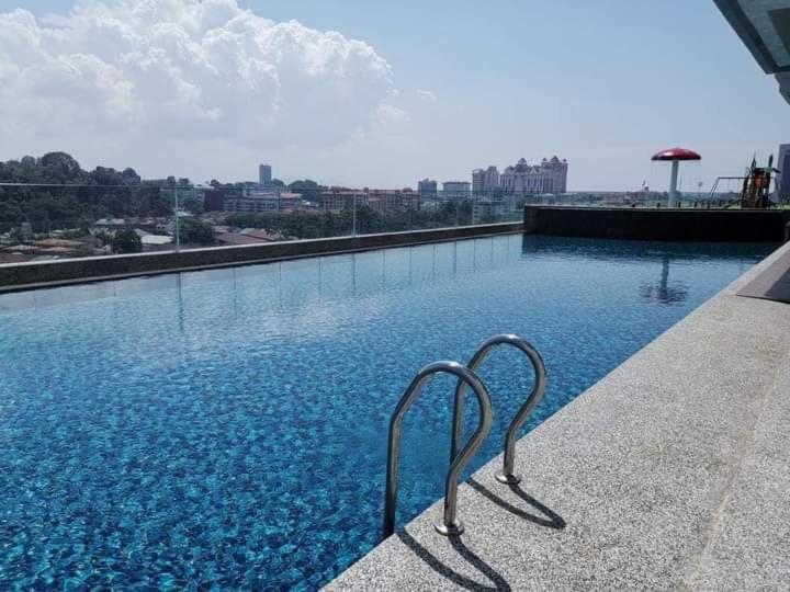 una piscina con vistas a la ciudad en Inadh Suites @ Icon Residence With Pool, en Kuala Terengganu
