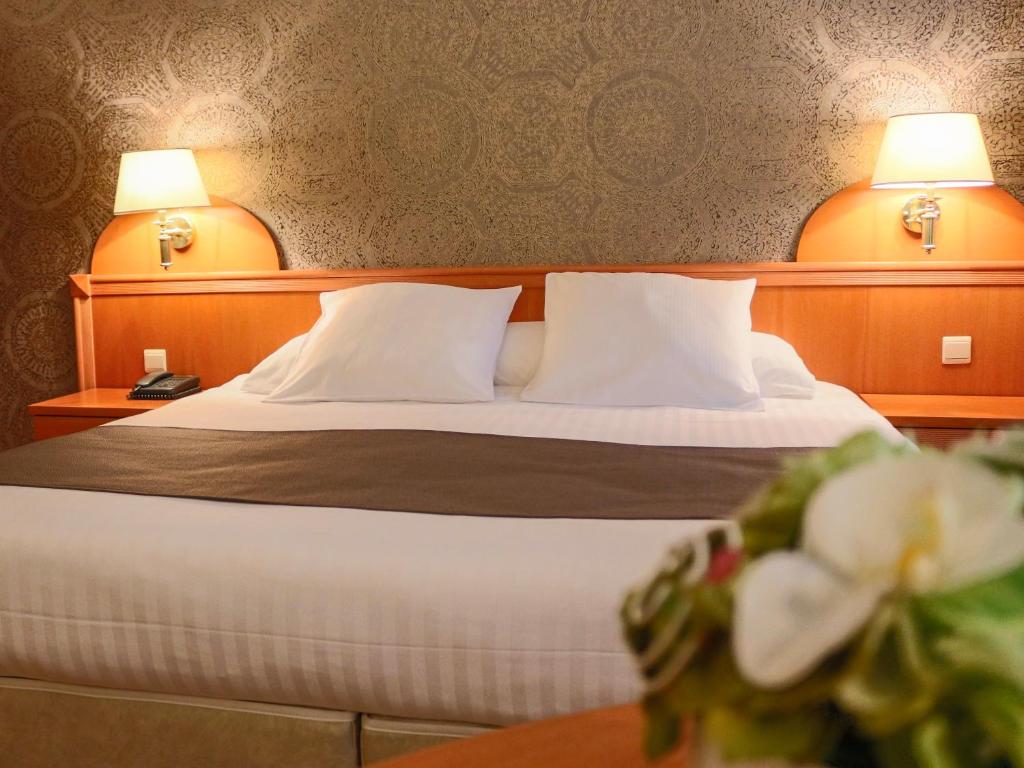 Postel nebo postele na pokoji v ubytování Hotel Cardinal